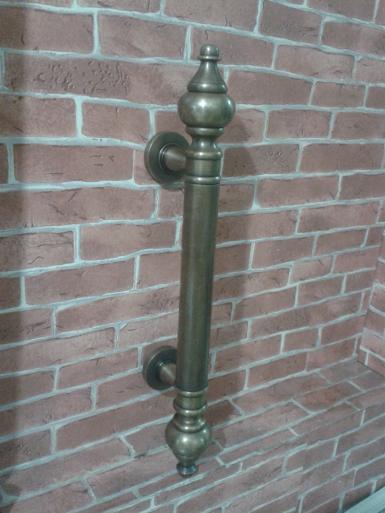 Brass door handle code AC.070 size L: 370 mm.W: 28 mm. Brass door handle code AC.070 size L: 370 mm.W: 28 mm.