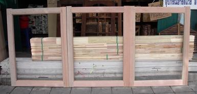 หน้าต่างไม้เต็งแดง กระจกแผ่นเดียวขนาด 70x110ซม.ราคาต่อบาน สามารถทำสีได้ทุกประเภทอีกด้วย