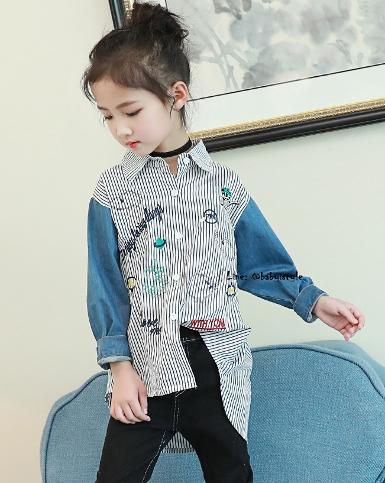  Salesเด็กโต-เสื้อเชิ้ตสีขาวริ้วเทาดำต่อแขนยาวผ้ายีนส์ปักลวดลาย หน้าสั้นหลังยาวไซส์150/160รหัสKKK917