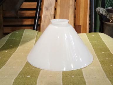 Glass lamp shade coolie white Item Code LSW.08 size Top hole 55 mm.H / 135 mm. wide 197 mm. Glass lamp shade coolie white Item Code LSW.08 size Top hole 55 mm.H / 135 mm. wide 197 mm.