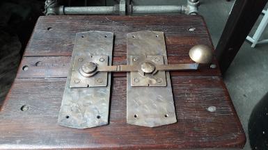 Brass door lock Item Code Q.031MP50 size plate 8 x 23 cm. wide include handle 26 cm. Brass door lock Item Code Q.031MP50 size plate 8 x 23 cm. wide include handle 26 cm.