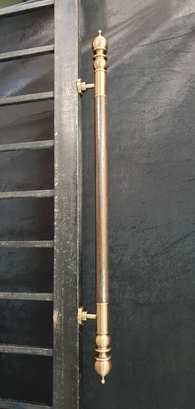 Brass door handle brass with teak wood Item code ACMR50k size long 1000 mm.head 50 mm. Wood 38 mm. Brass door handle brass with teak wood Item code ACMR50k size long 1000 mm.head 50 mm. Wood 38 mm.